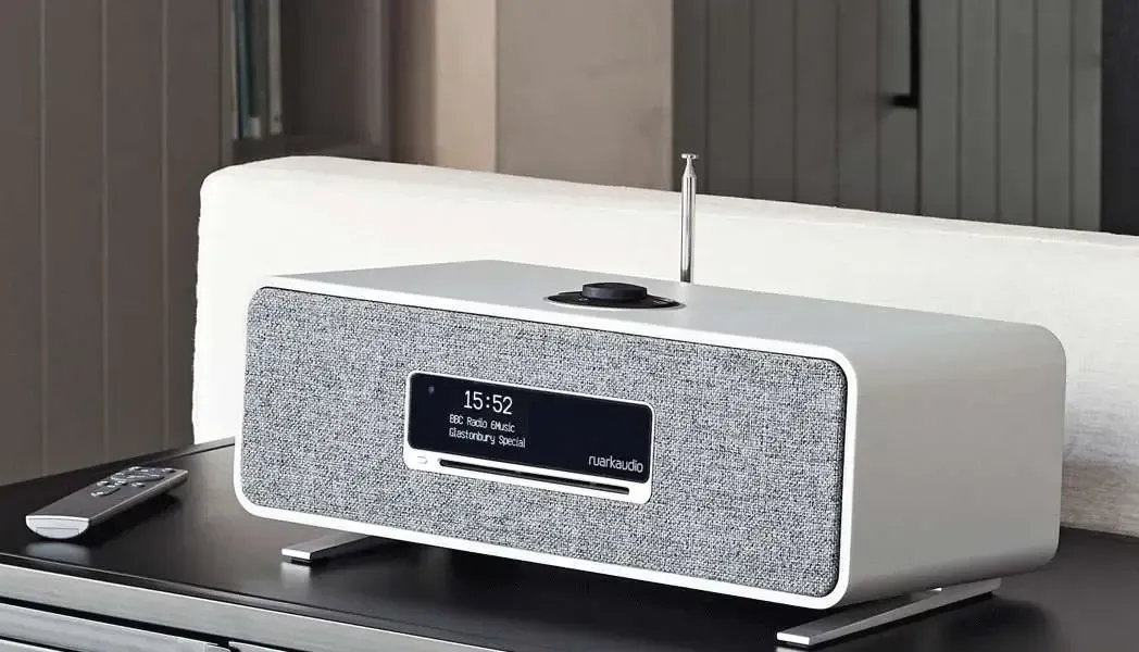 Retro-Tischradio in Weiß mit grauem Lautsprechergitter und digitaler Uhranzeige