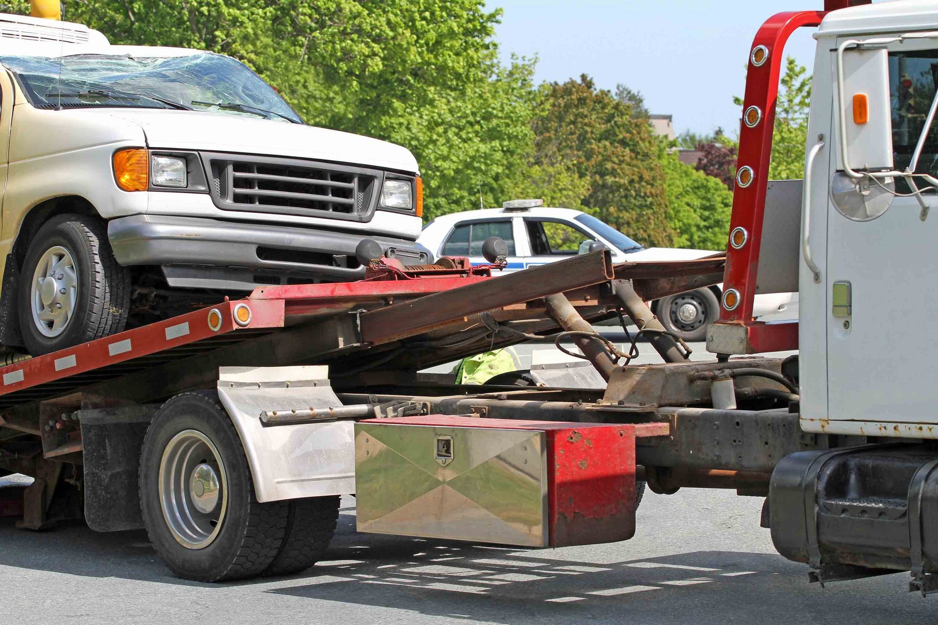 Towing services in traffic accident by Glenn's 24 Hour Towing Inc. in Luxemburg, WI