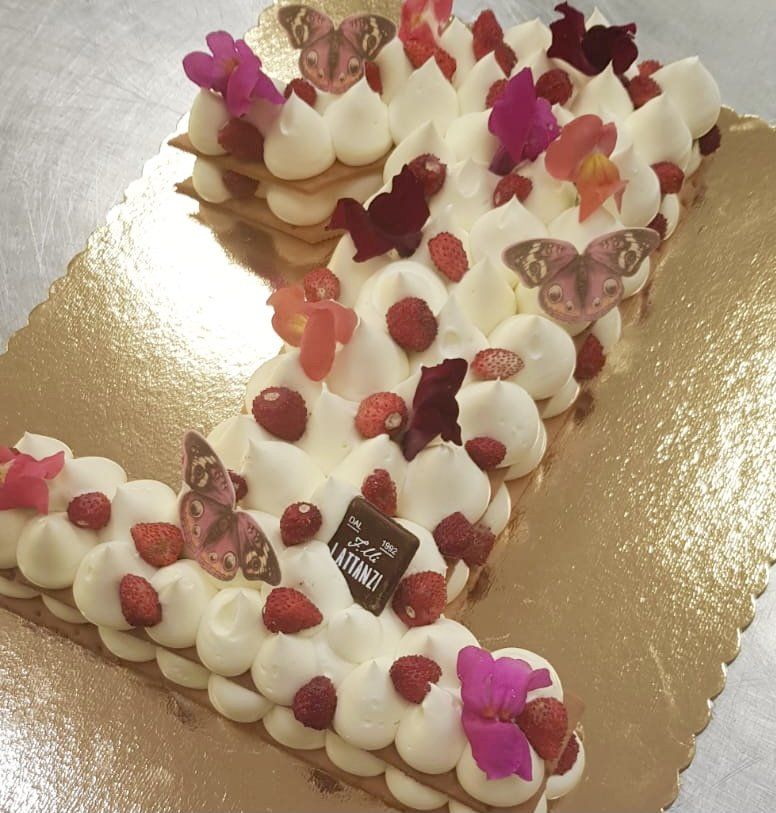 Una torta a forma di lettera j
