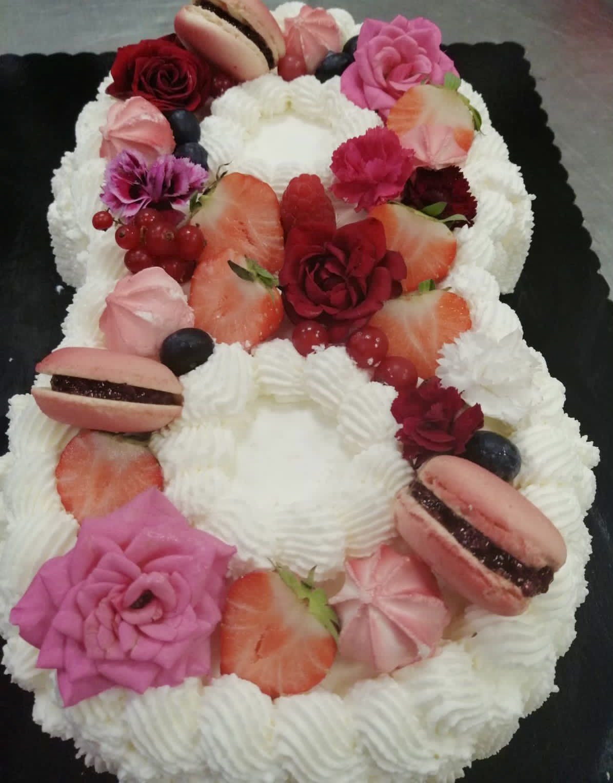 Una torta a forma di numero 8