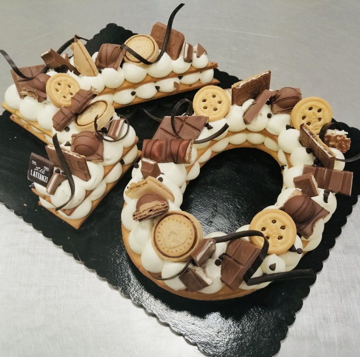 Una torta a forma del numero 50
