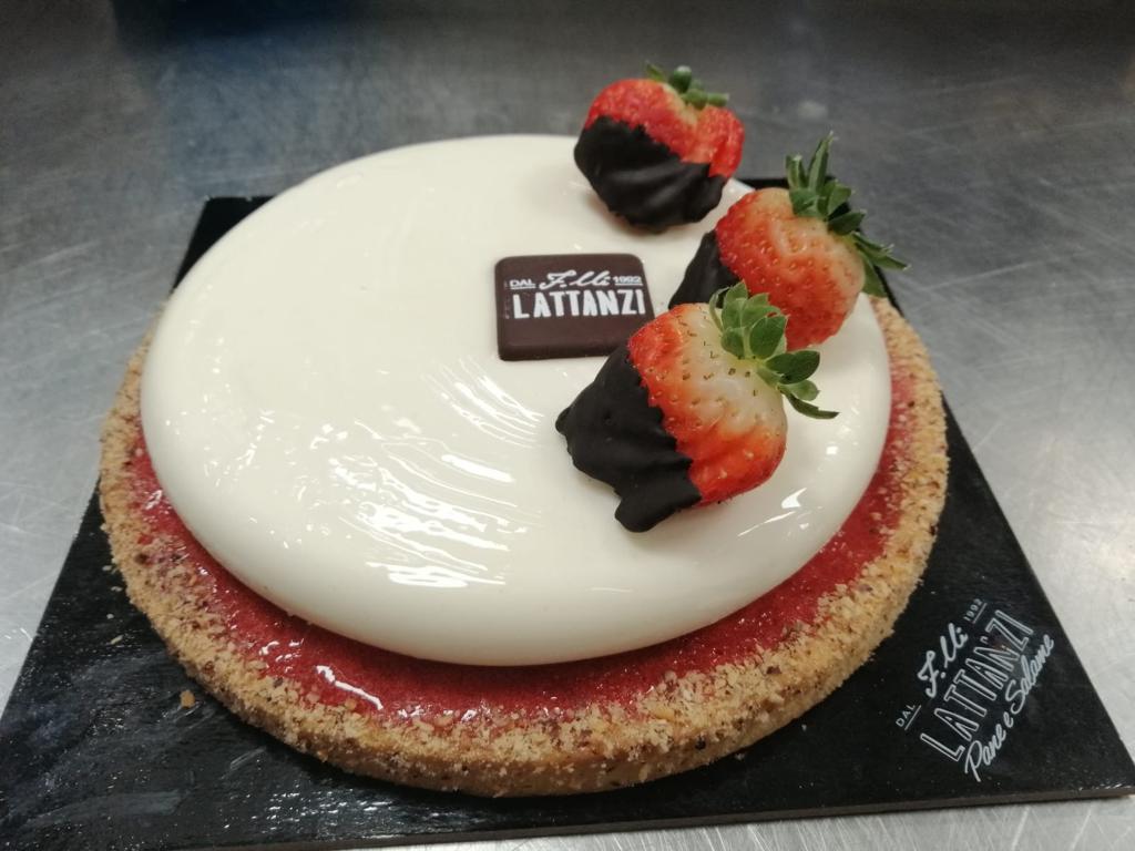 Una torta con le fragole e un'etichetta che dice lattiarni