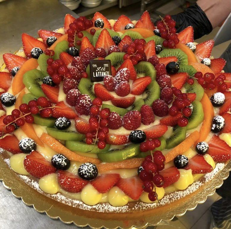 Una crostata di frutta con fragole, kiwi e lamponi sopra