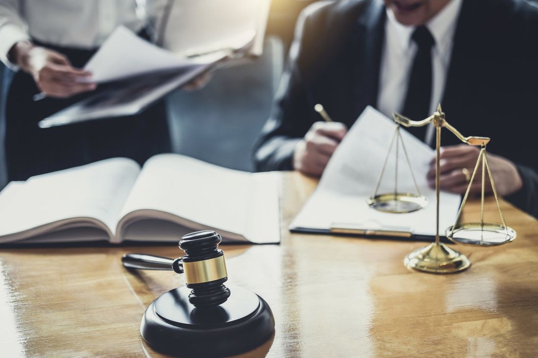 avvocato che firma una pratica