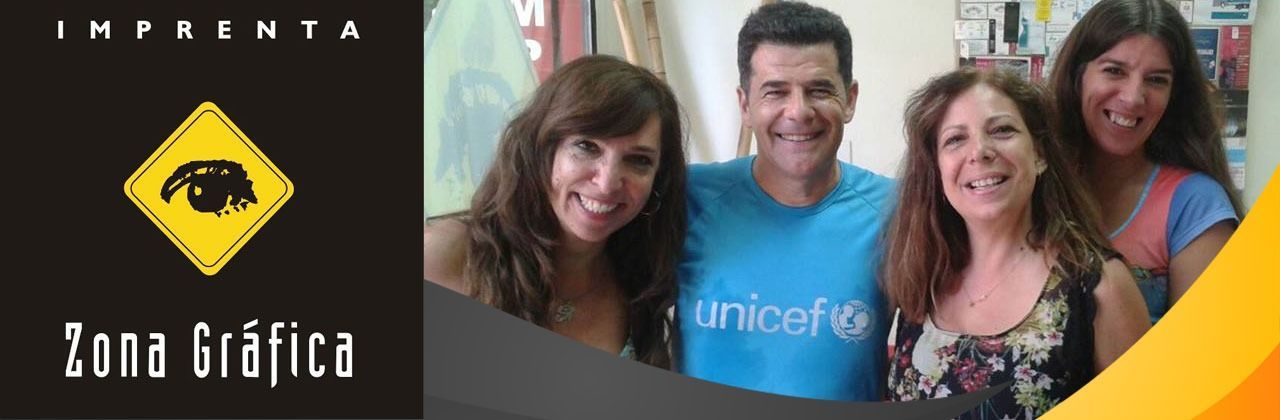 Logotipo de Imprenta Zona Gráfica junto a un grupo sonriente de cuatro personas con camisetas de UNICEF.