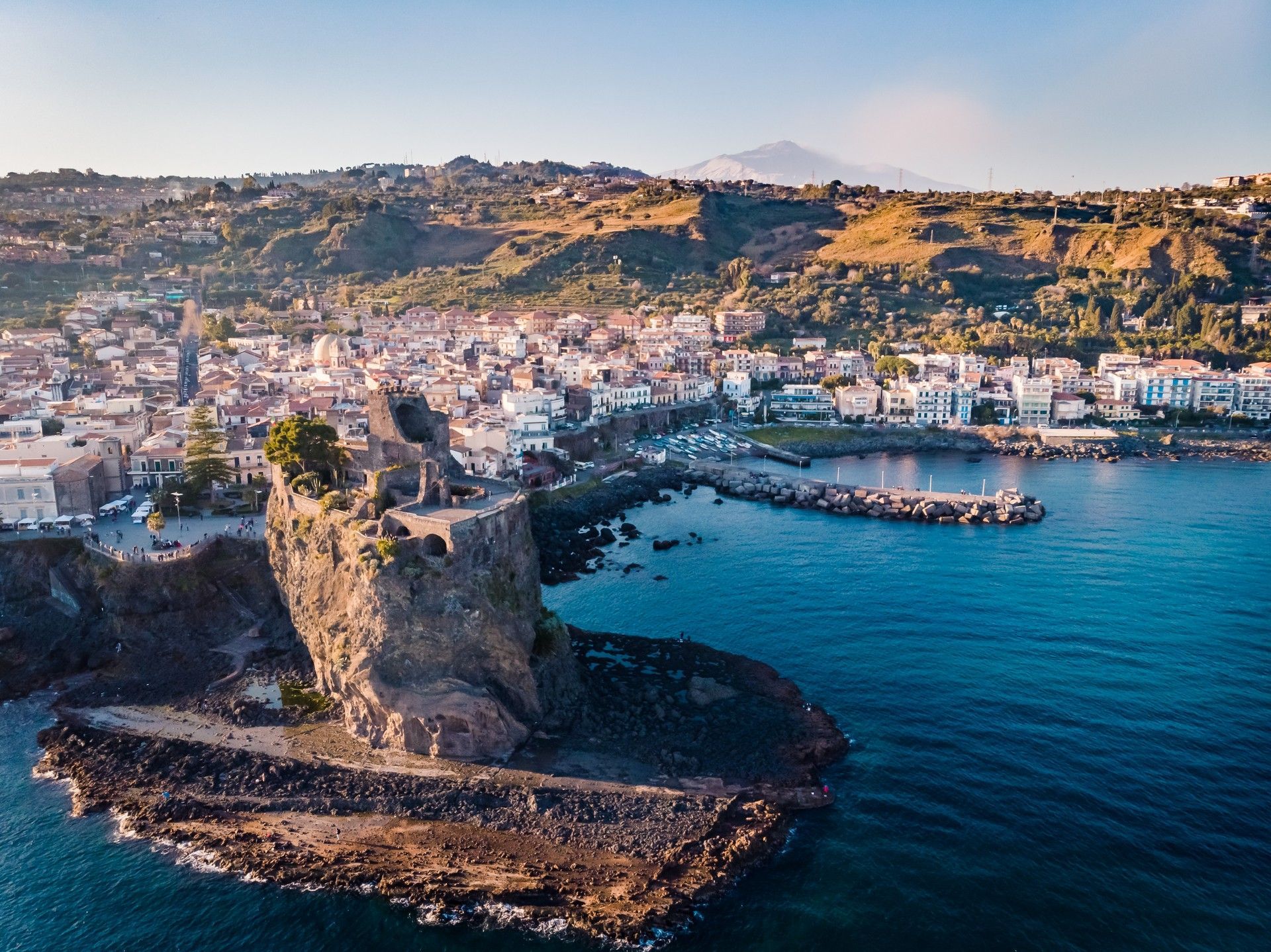 Una veduta aerea di una città su una piccola isola in mezzo all'oceano.
