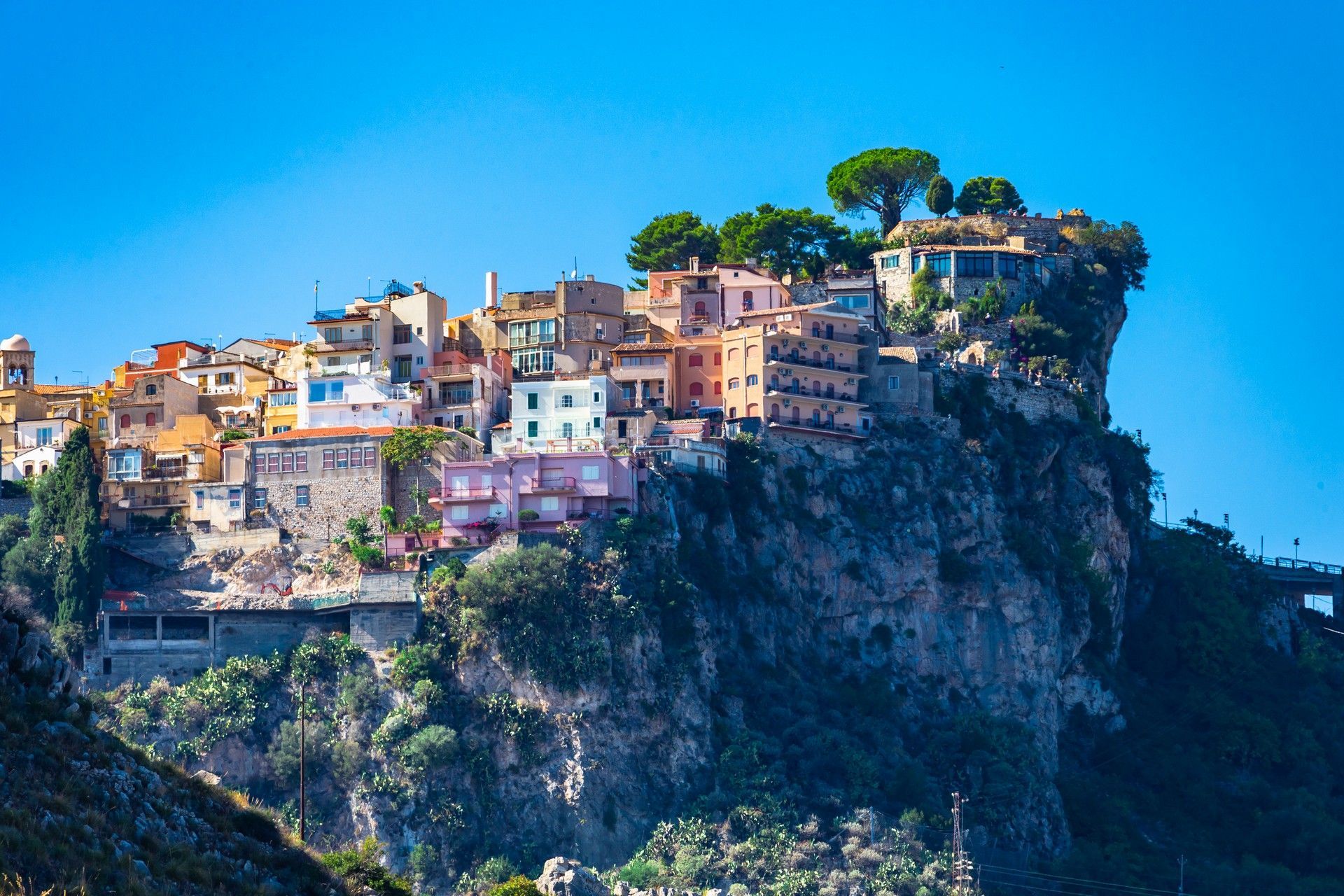 Una piccola città si trova in cima a una scogliera