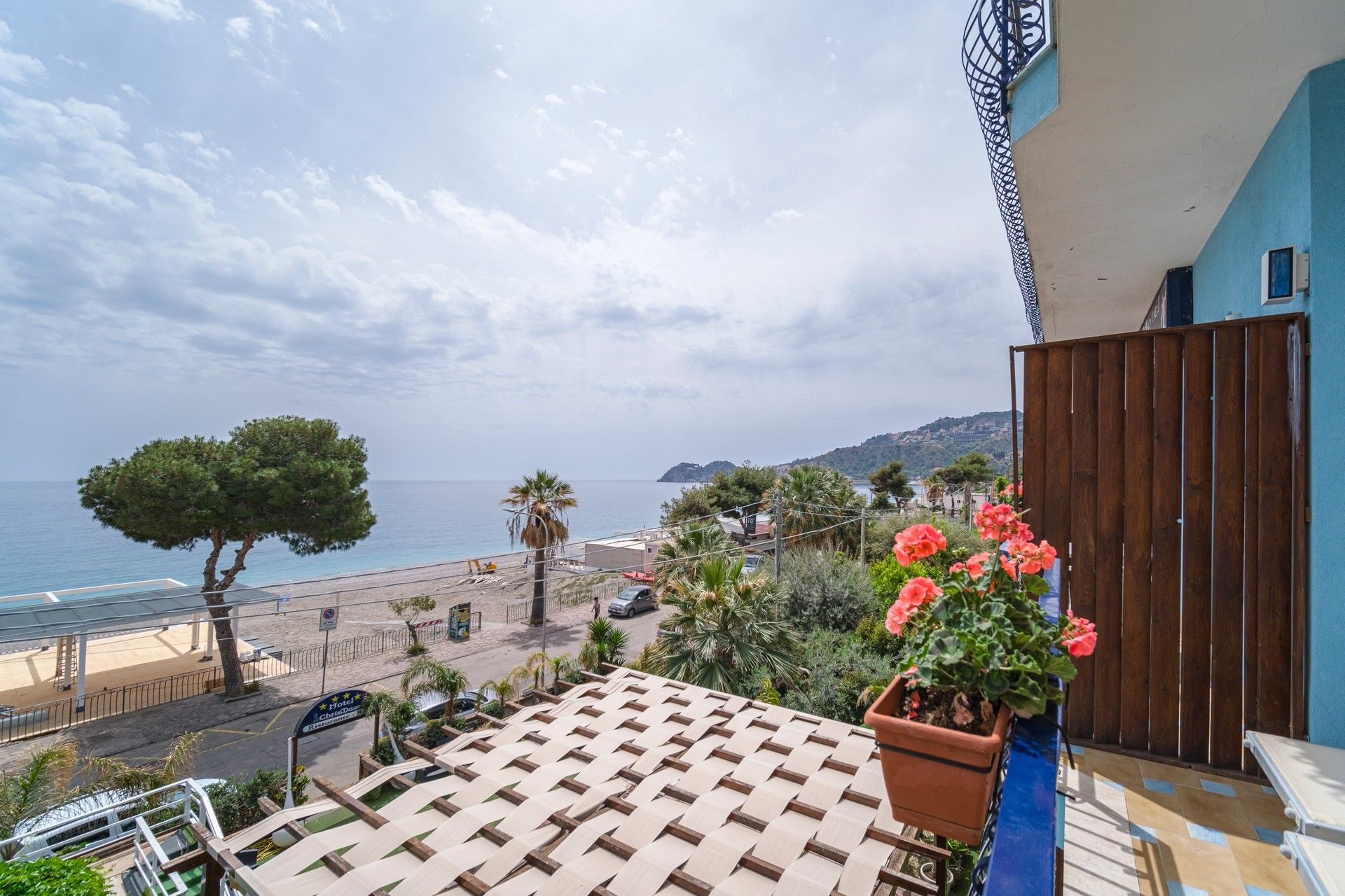 C'è un balcone con vista sull'oceano.