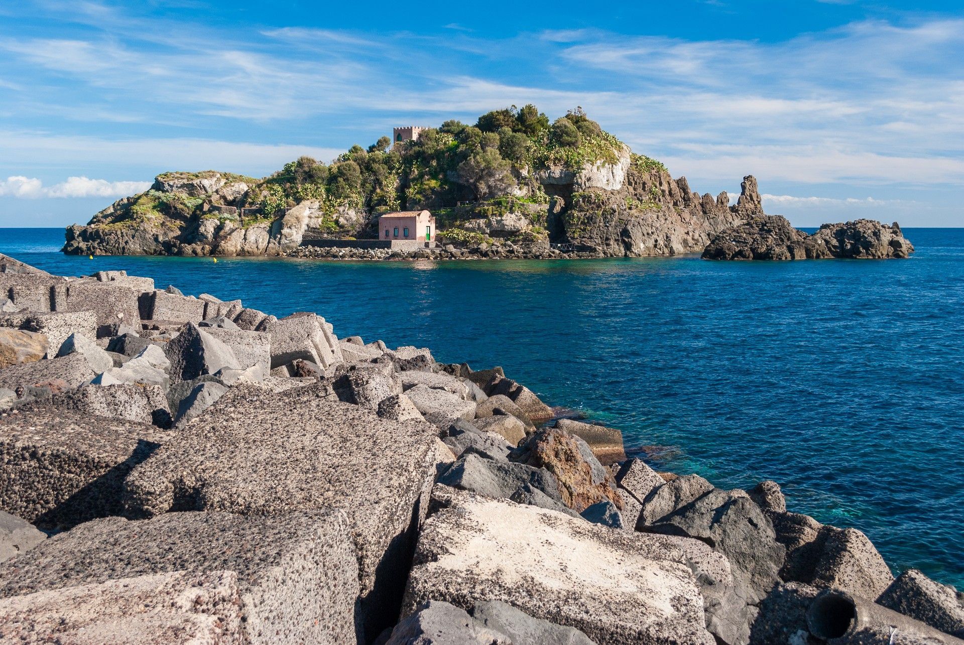 C'è una piccola isola in mezzo all'oceano.