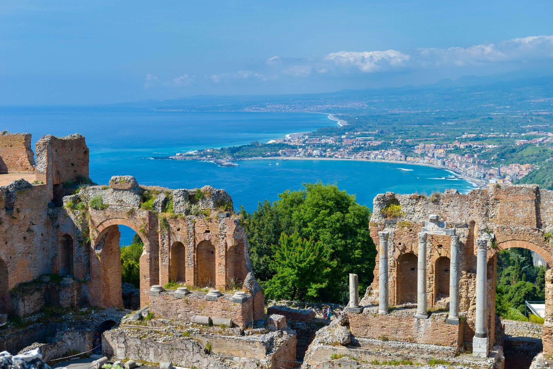 Una veduta delle rovine di un antico anfiteatro affacciato sull'oceano.