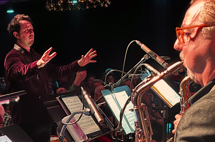 Constellation Big Band Live mit Dirigent Ruben Kilchling