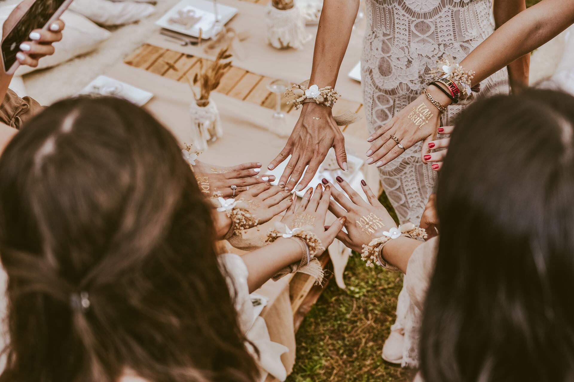 Amiche festeggiano l'addio al nubilato