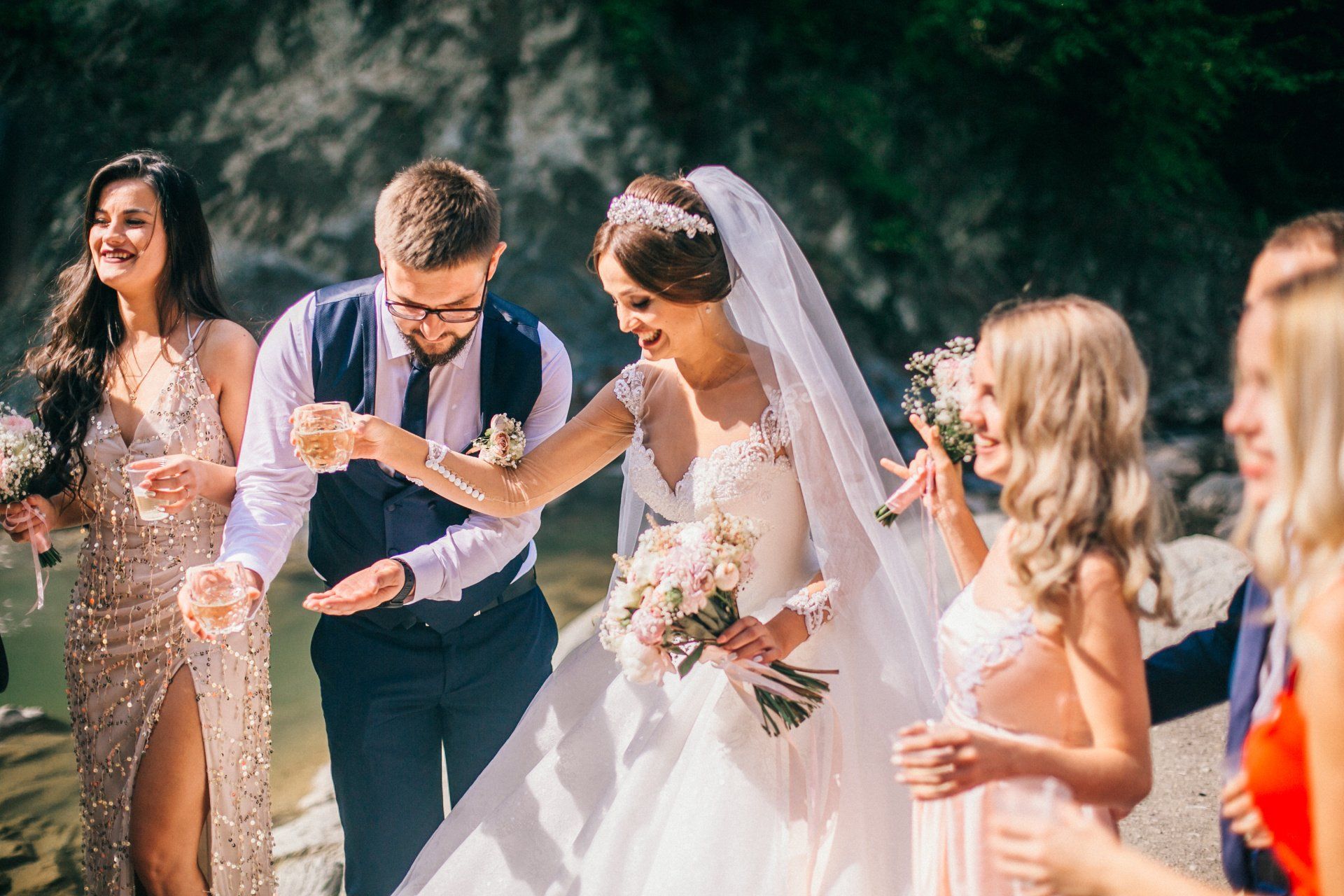 Sposi festeggiano all'aperto con invitati