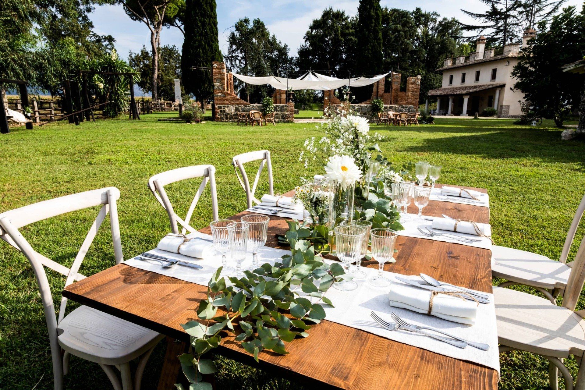 Tavola apparecchiata per evento sostenibile in campagna