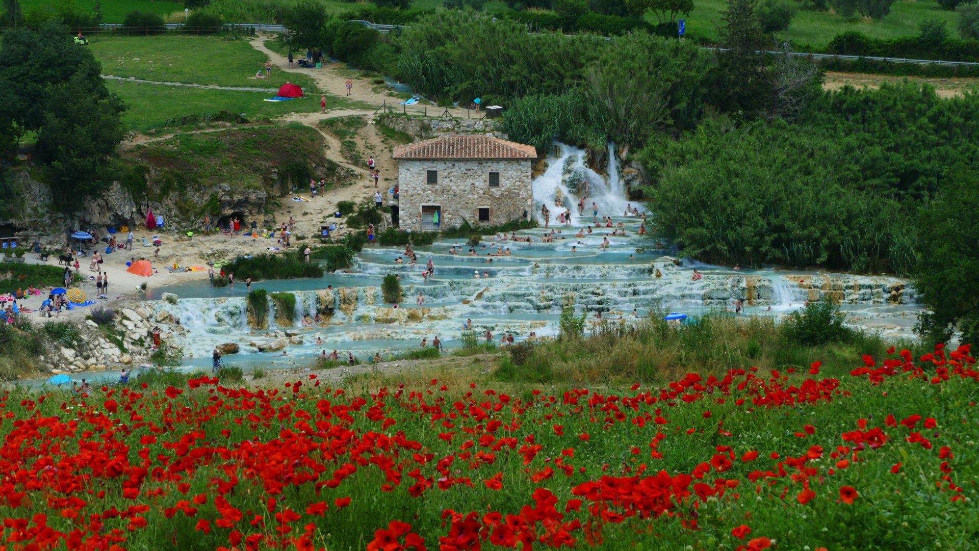 Visuale su terme naturali nel verde della Toscana