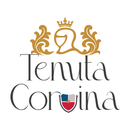 Logo Tenuta Corvina con stemma dorato e corona sopra la scritta nera e un piccolo emblema a forma di scudo rosso