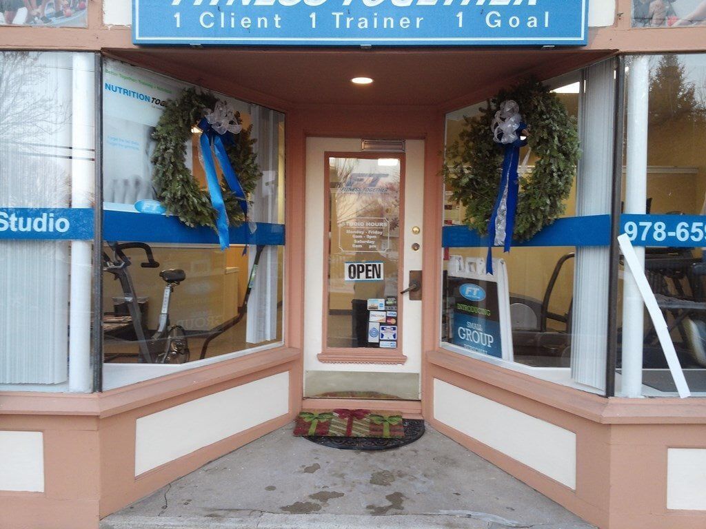 A gym with a sign that says 1 client 1 trainer 1 goal
