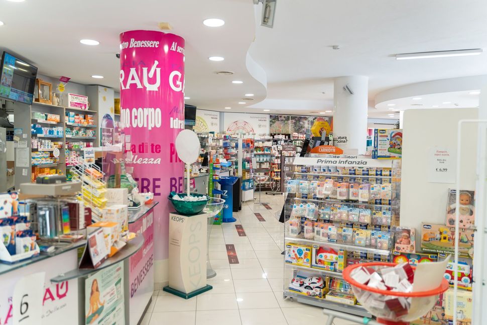 Farmacia Garau - interni e farmacisti al lavoro