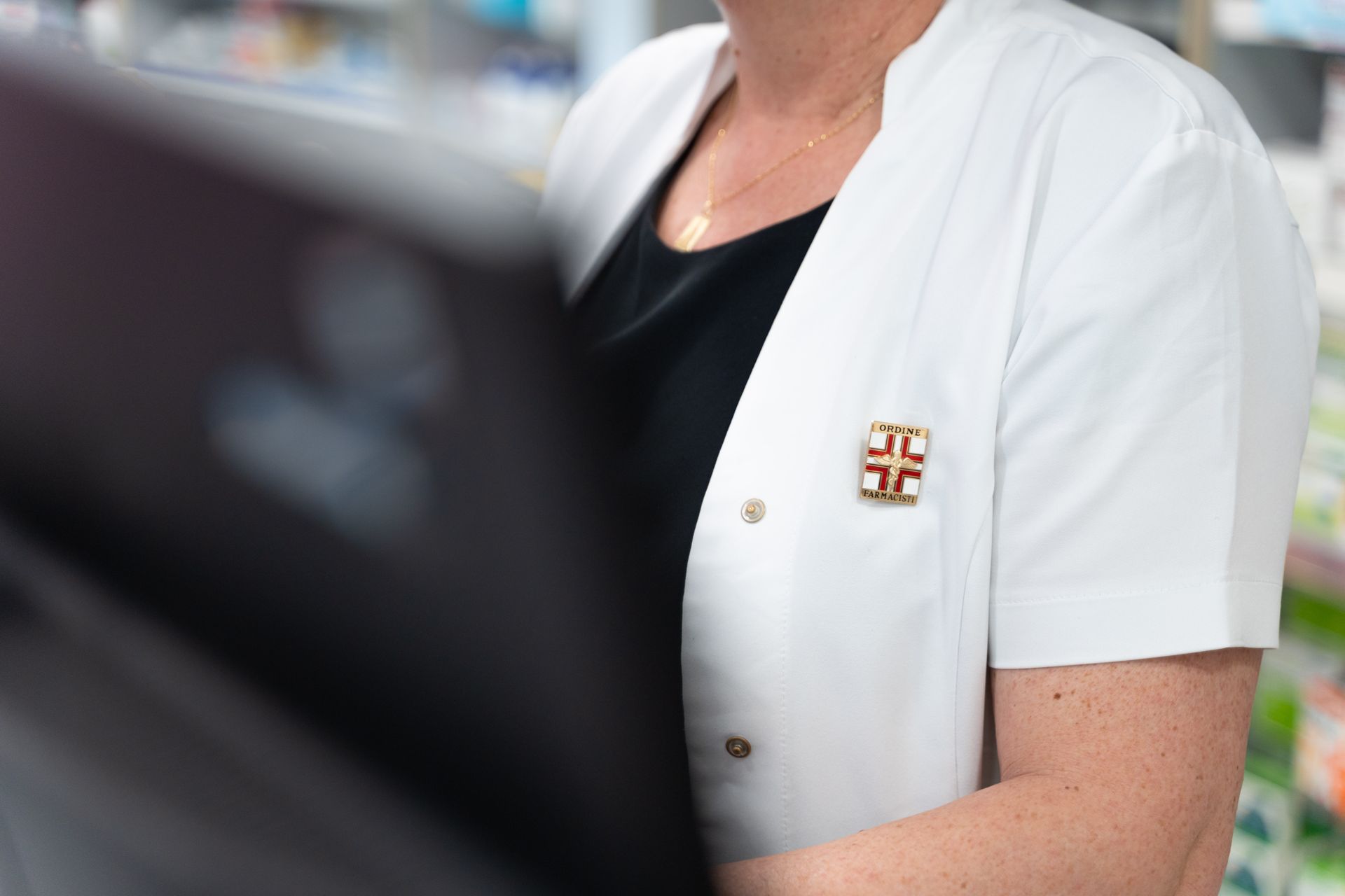Farmacia Garau - interni e farmacisti al lavoro