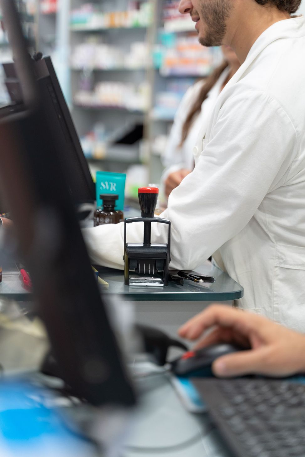 Farmacia Garau - interni e farmacisti al lavoro