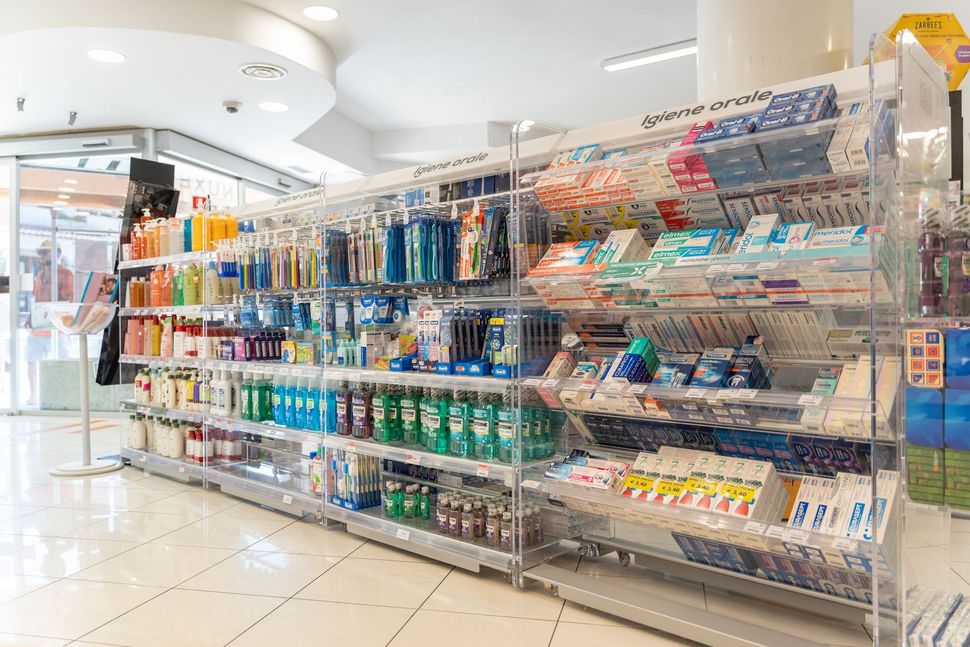 Farmacia Garau - interni e farmacisti al lavoro