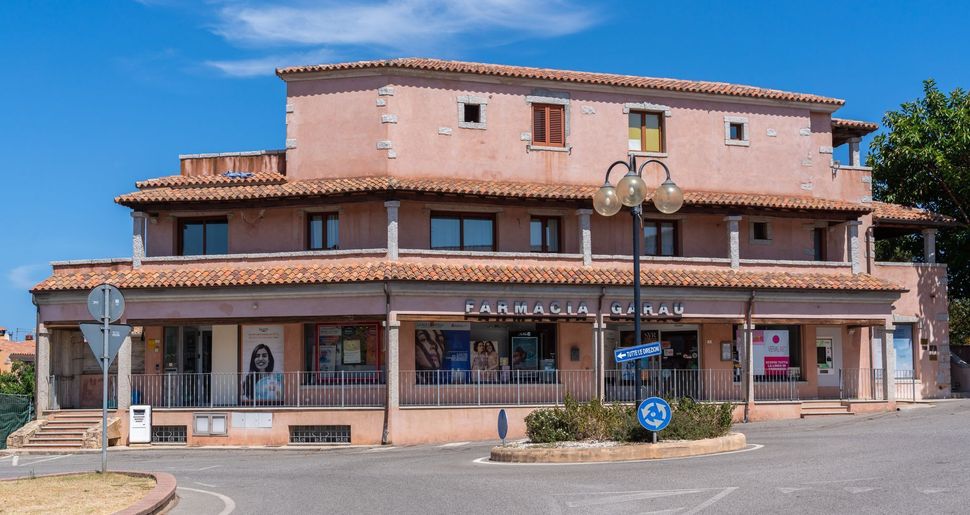 Farmacia Garau - interni e farmacisti al lavoro