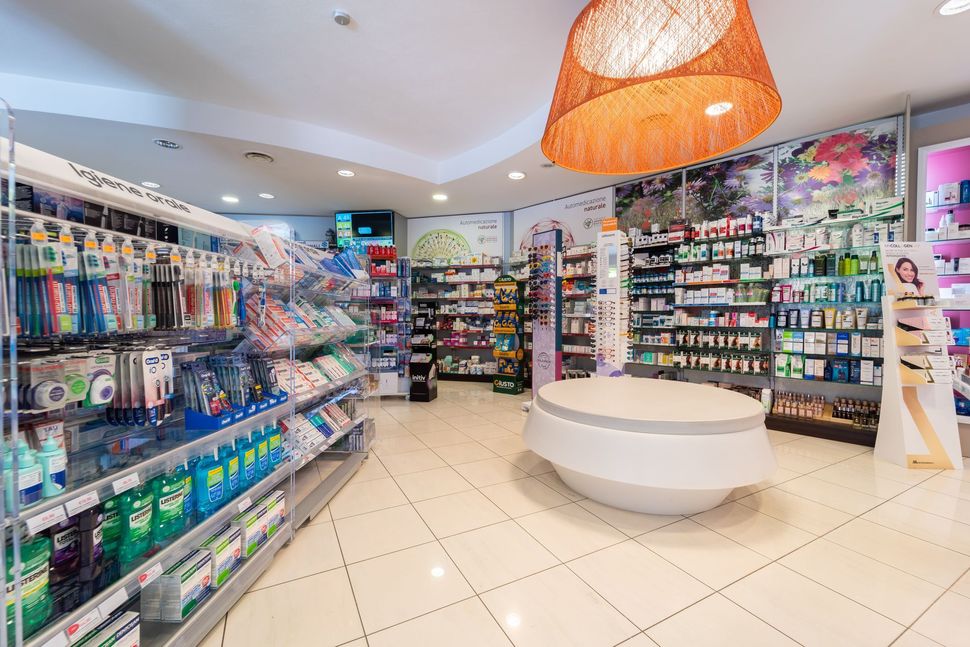 Farmacia Garau - interni e farmacisti al lavoro