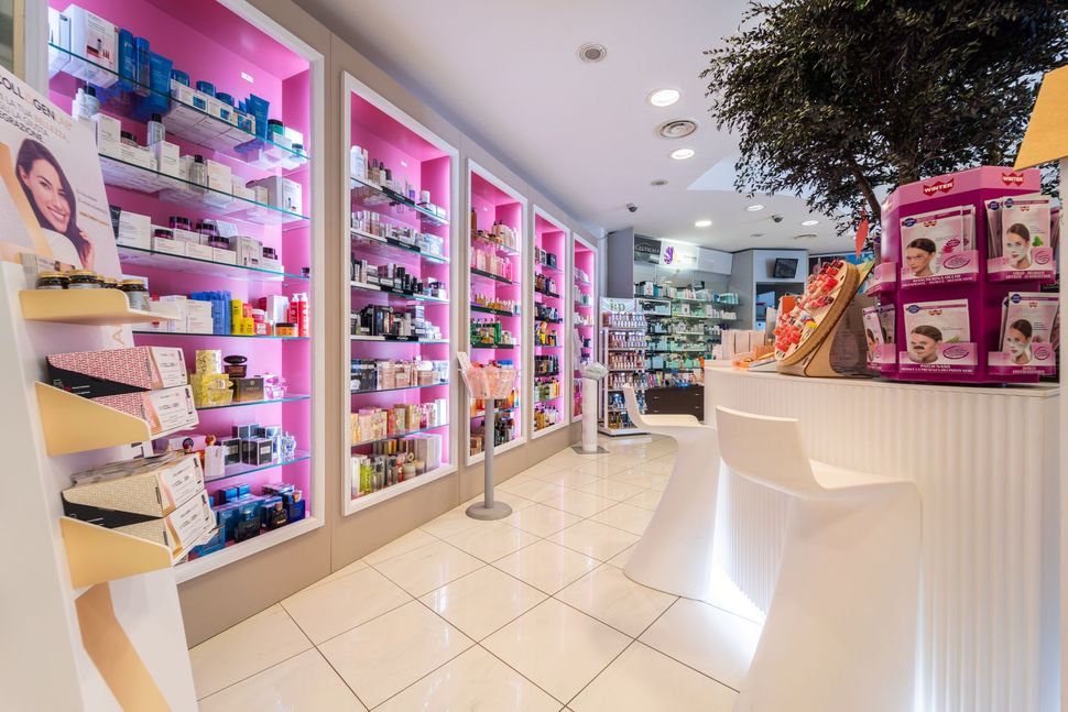 Farmacia Garau - interni e farmacisti al lavoro