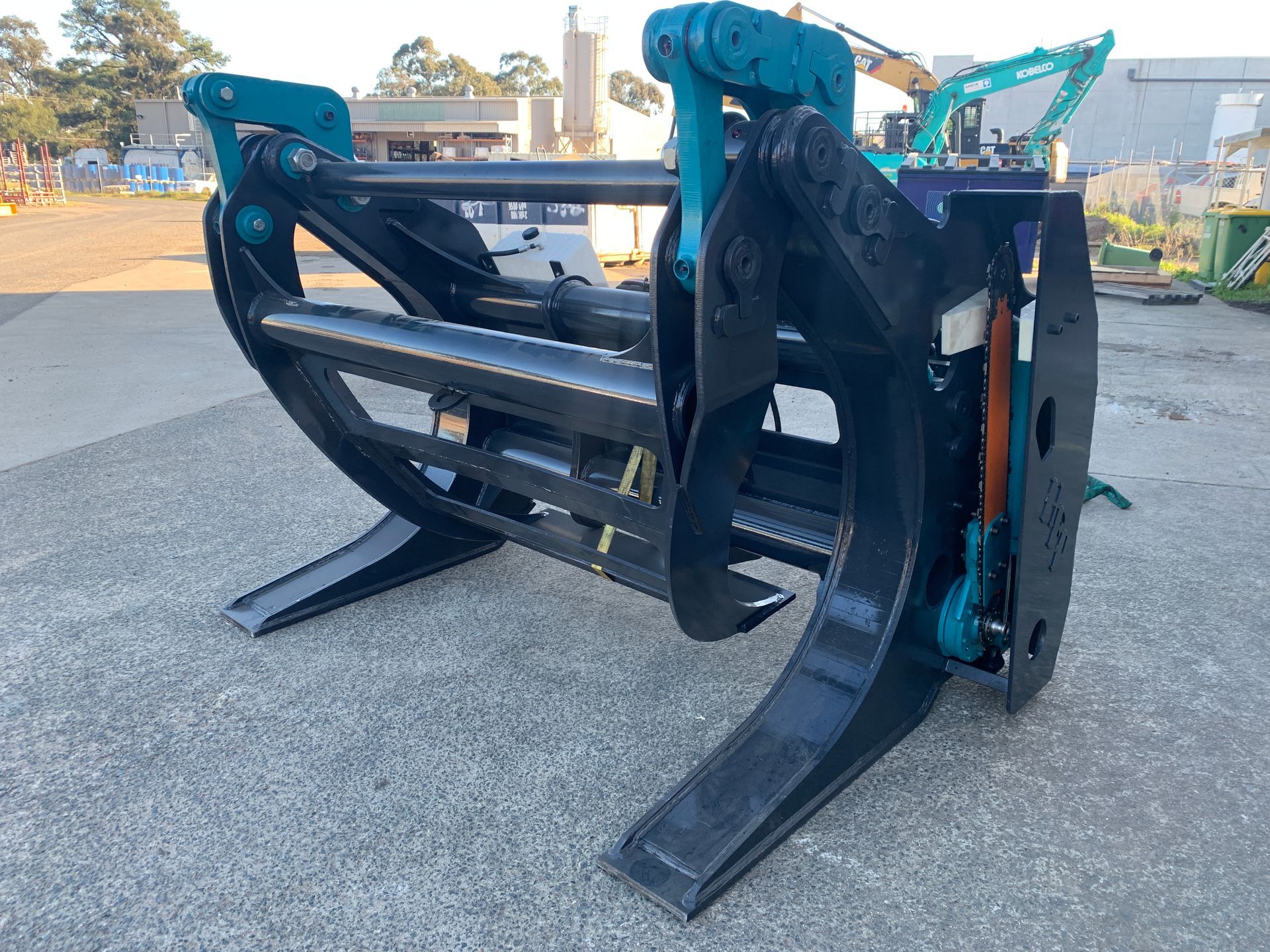 A large machine is sitting on the ground in a parking lot.