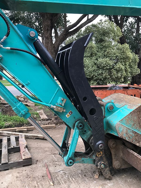 Hydraulic and static bucket thumbs