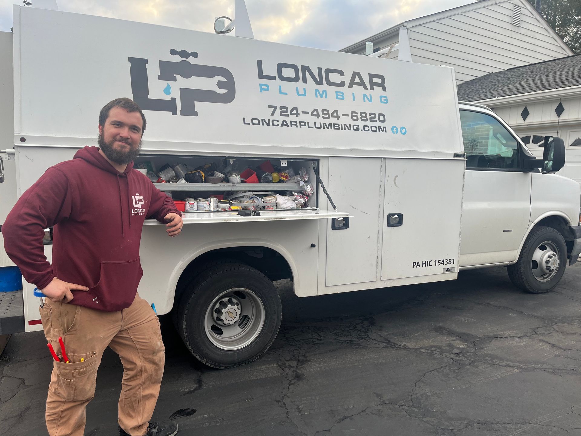 a black and white logo for loncar plumbing