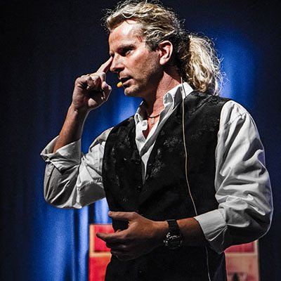 Geir Tangen som står på scenen fra sitt mentalisme, hypnoseterapi og hypnoseshow