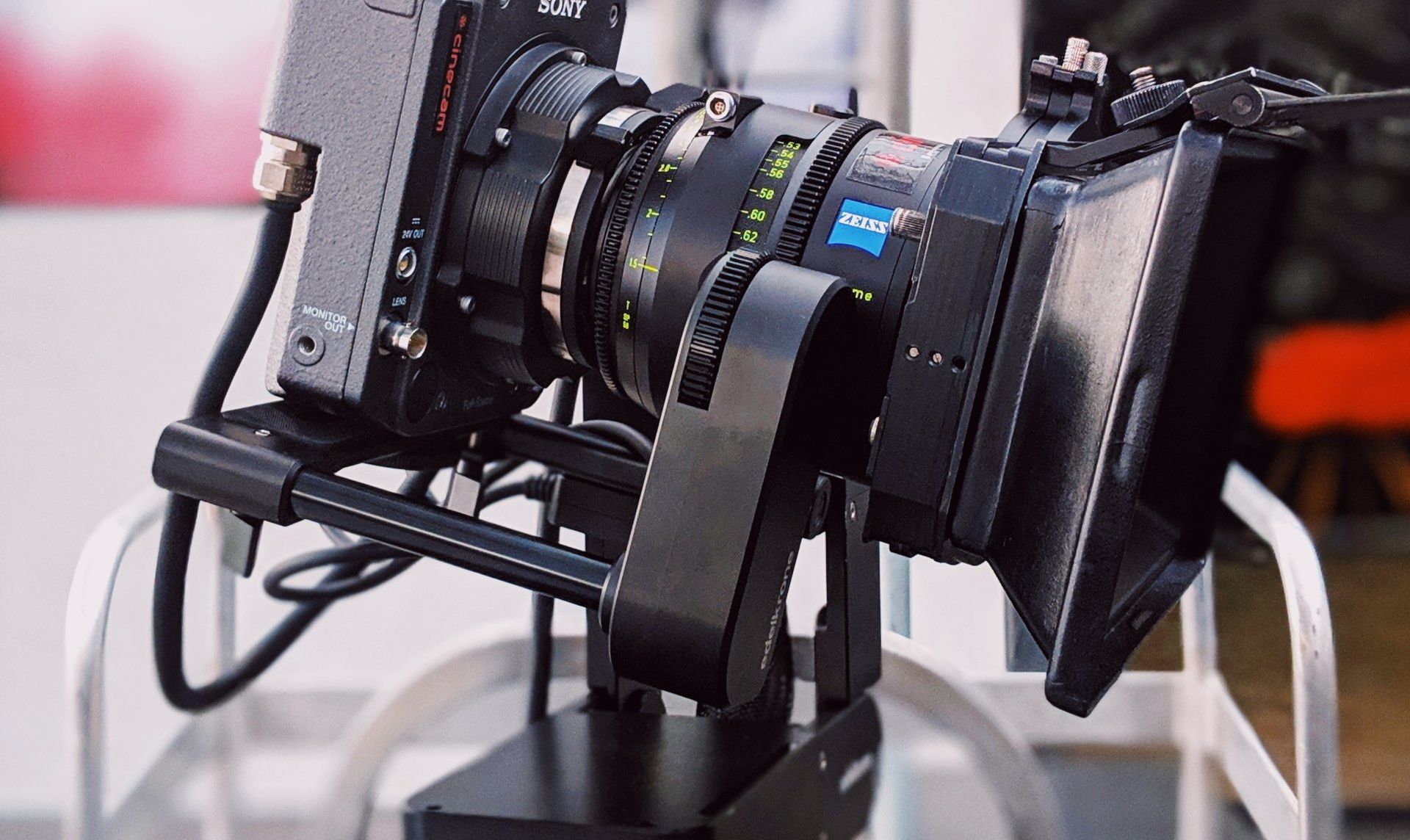 A camera with a lens that says leica on it