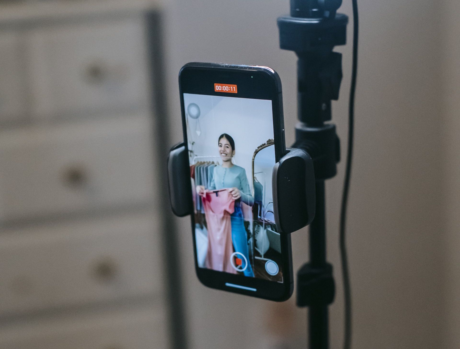 A cell phone is sitting on top of a tripod.