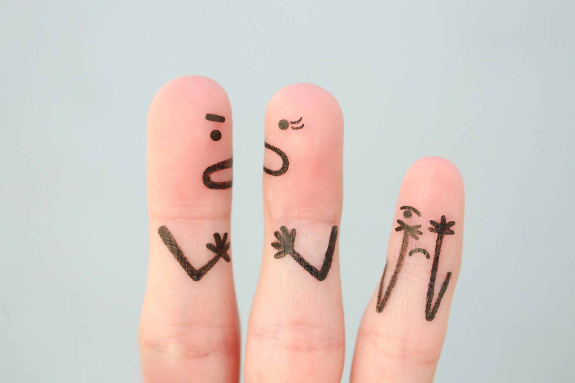 Fingerfiguren als Symbol für Eltern und Kinder nach einer Affäre.