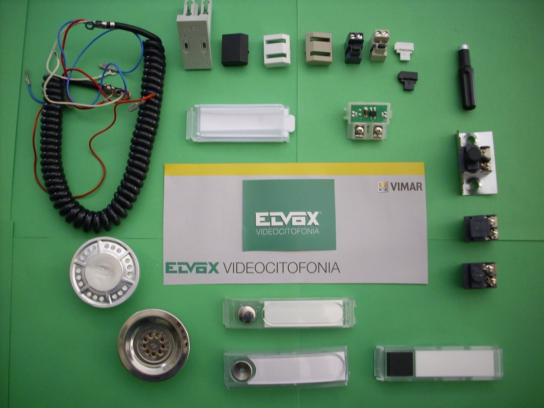 Materiale elettrico per videocitofoni