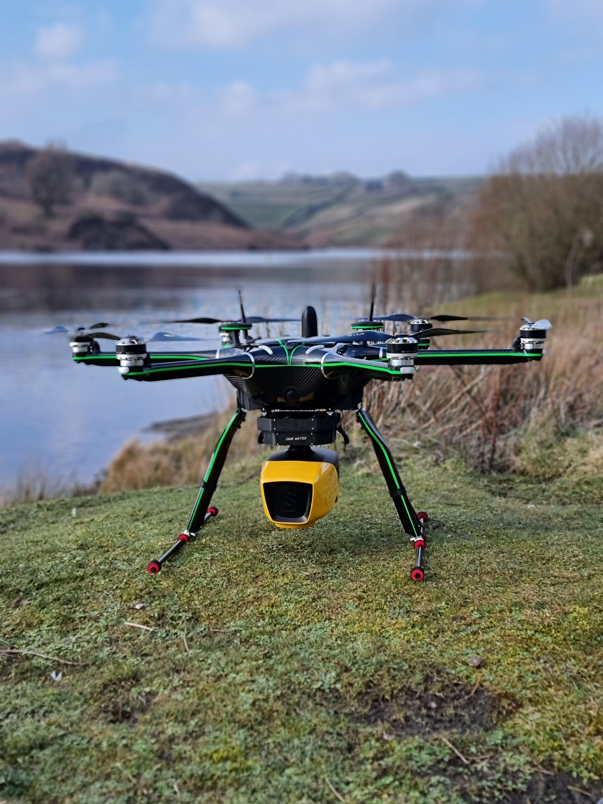 Clogworks Dark Matter hX Gen 2 and YellowScan Navigator Bathymetric Lidar near a Lake