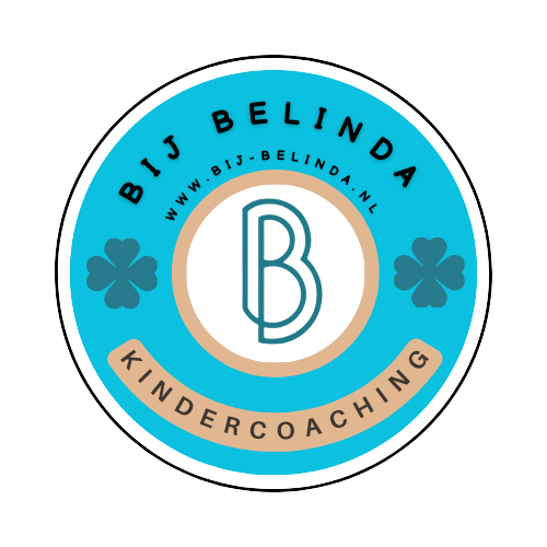 Logo voor Bij Belinda Kindercoaching in turquoise, beige en wit met een gestileerde B en klaverpictogrammen.