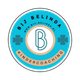 Logo voor Bij Belinda Kindercoaching in turquoise, beige en wit met een gestileerde B en klaverpictogrammen.