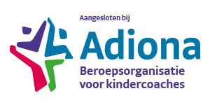 Adiona logo in blue, green, purple and pink with the text “Aangesloten bij Adiona Beroepsorganisatie voor kindercoaches”