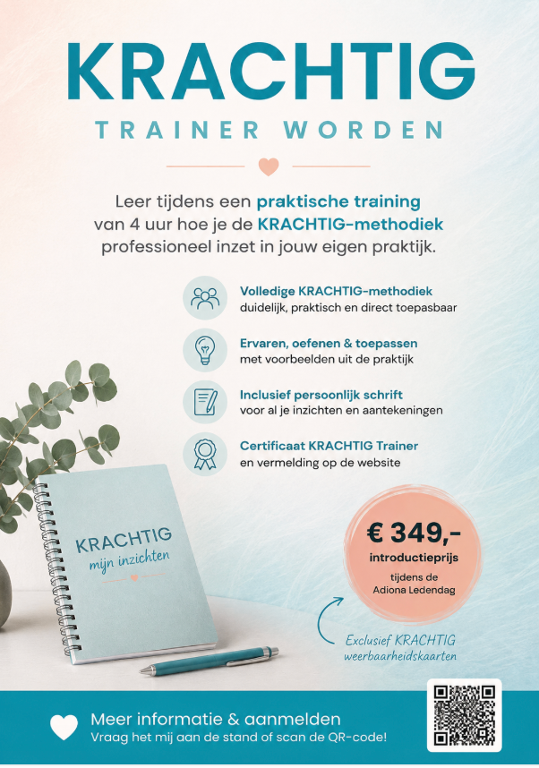 Promotieposter voor KRACHTIG Trainer Worden met blauwe tekst, laptop, plant en cursusprijs €349,-