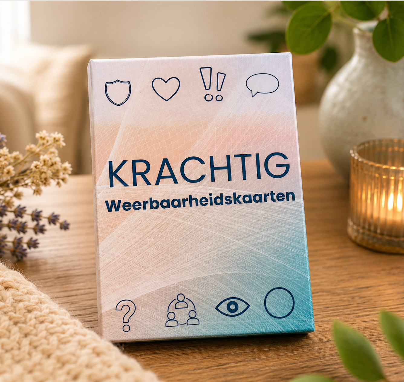 Krachtige mindfulness-kaartenset met drie pastelkleurige kaarten op een houten tafel en een brandende kaars op de achtergrond.