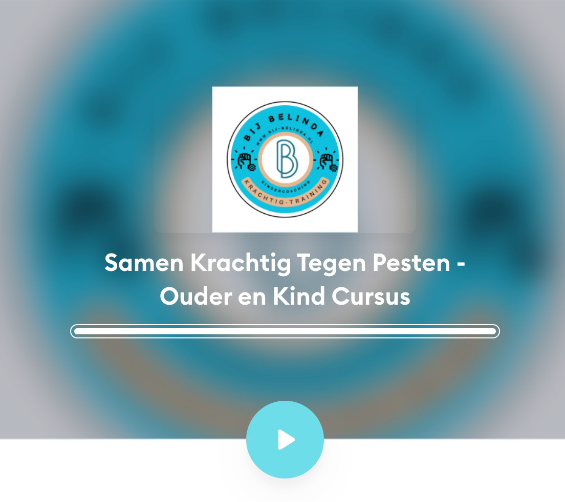 Logo with Dutch text “Samen Krachtig Tegen Pesten - Ouder en Kind Cursus” on a blue background with a play button