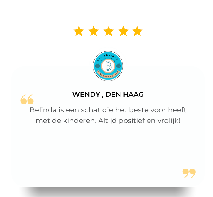 Vijfsterrenrecensie met logo en Nederlands citaat over Belinda's positieve kinderopvang.