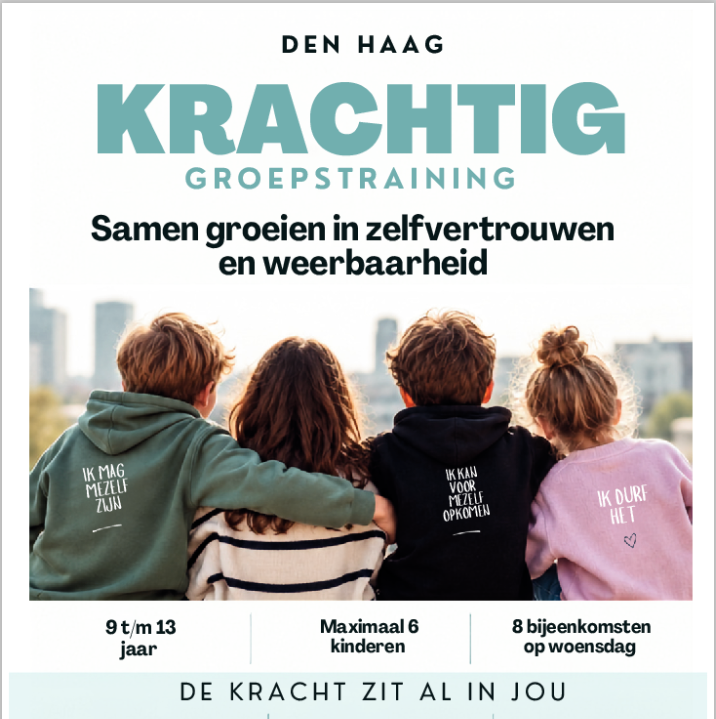 Vijf kinderen zitten buiten op een laag muurtje, lachend en klappend in hun kleurrijke shirts.