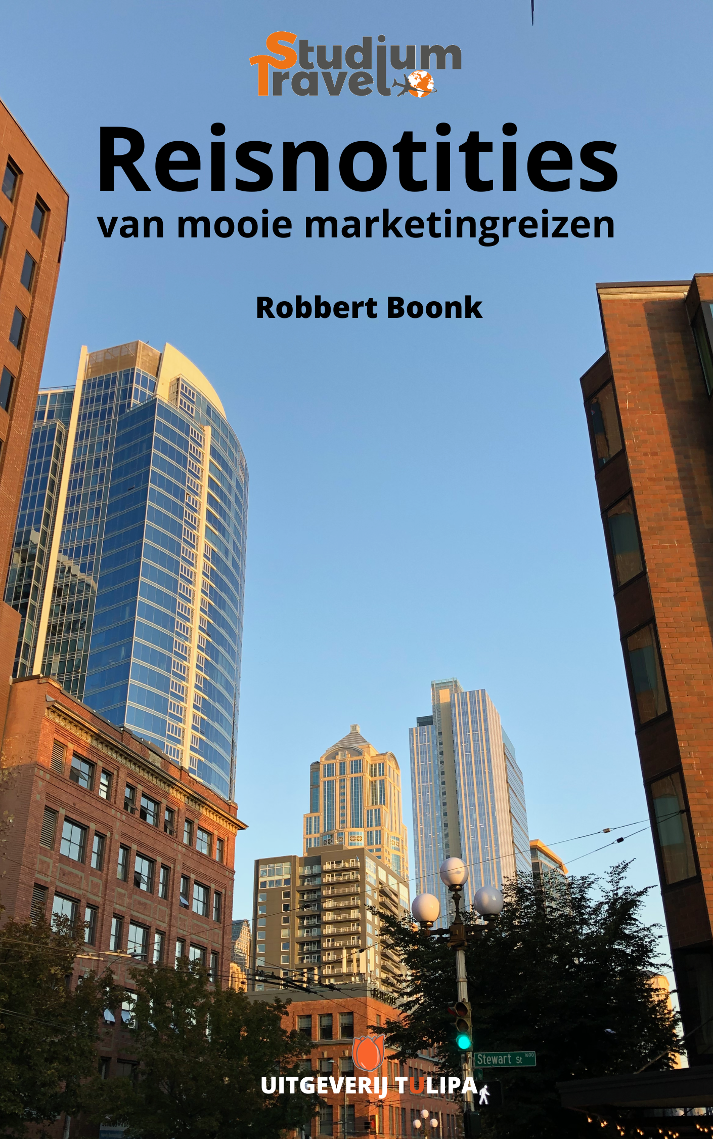 Book cover of “Reisnotities van mooie markten” by Robbert Renk, with tall city buildings at sunset.