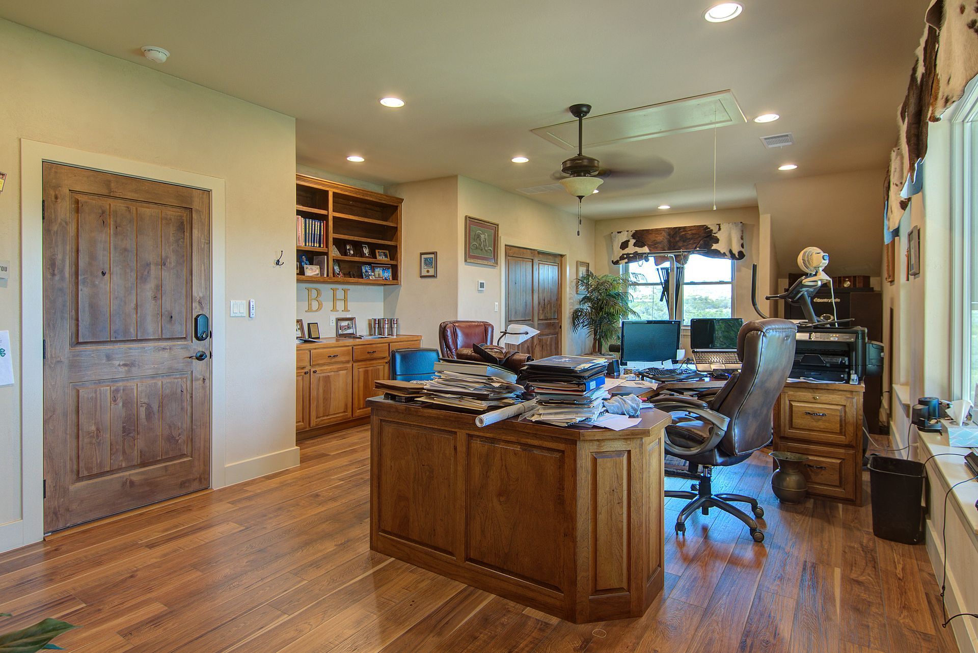 A large room with a desk and chairs in it