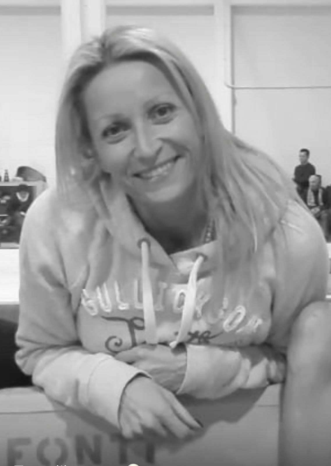 Una donna che indossa una felpa con la parola 