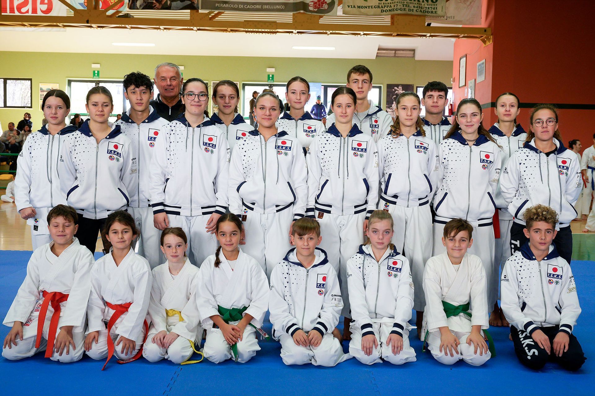 Un gruppo di giovani posa per una foto in una palestra.