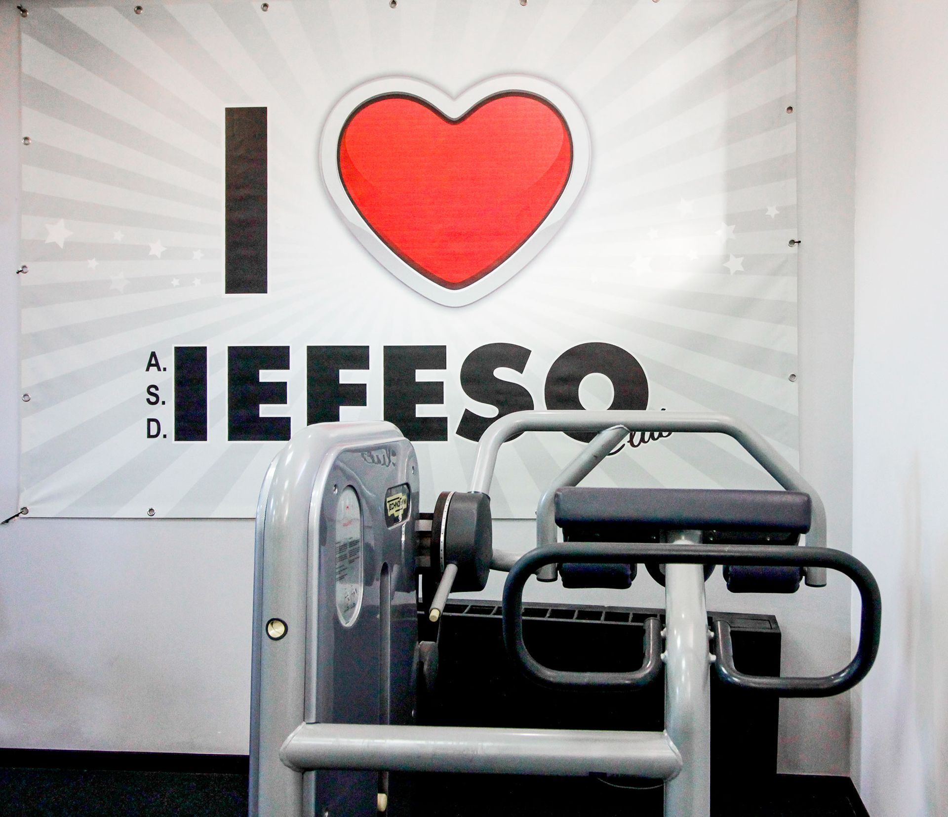 Una palestra con un cartello che dice amo efeso